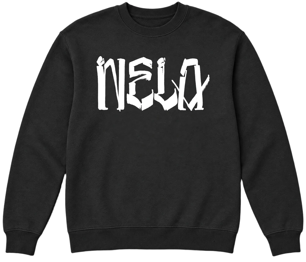 Sudadera gruesa de cuello redondo "NELA" by Chaz Bojórquez gris asfalto con letras de graffiti blancas en el pecho, de N.E.L.A. Clothing Company