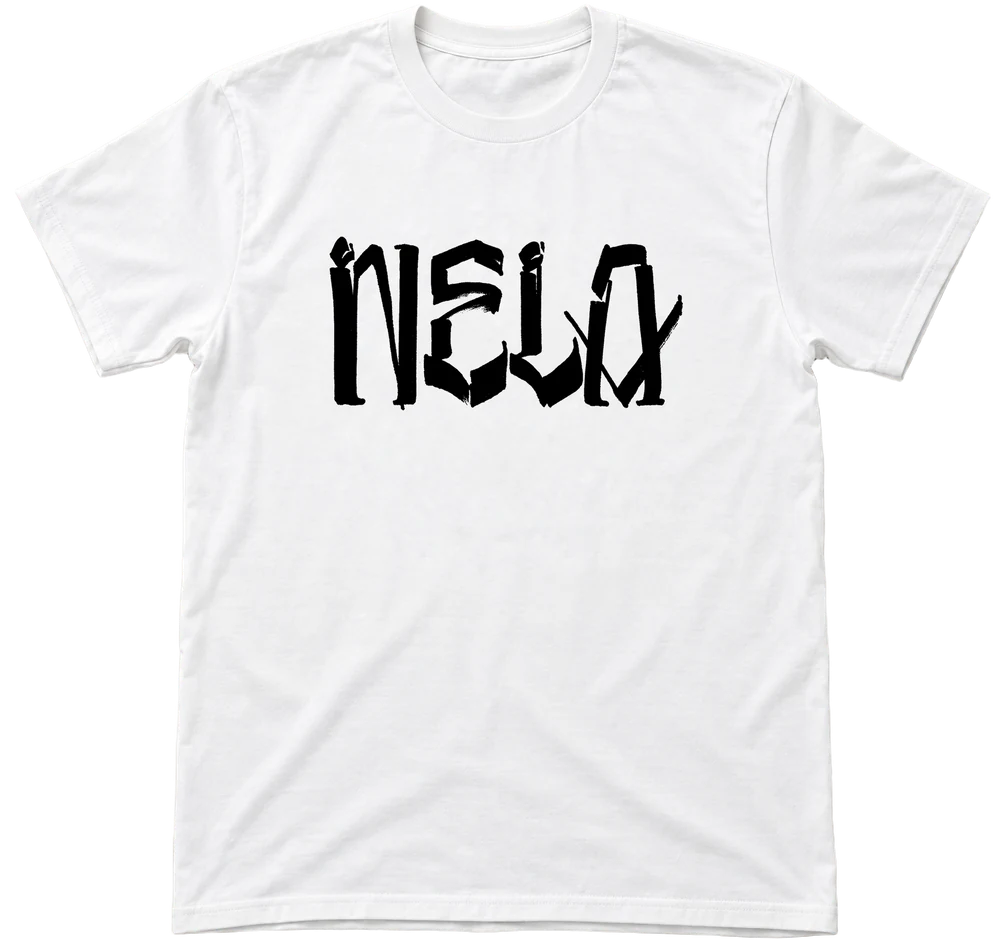 Playera "NELA" by Chaz Bojórquez blanca con letras de graffiti negras en el pecho, de N.E.L.A. Clothing Company